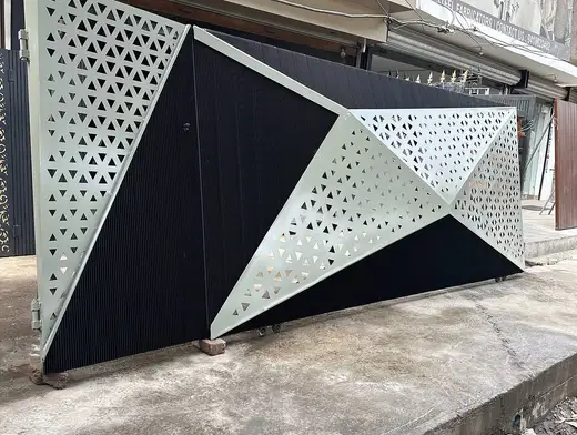 Geometric jaali gate