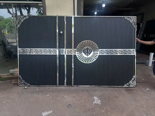 Main gate with Khanda emblem